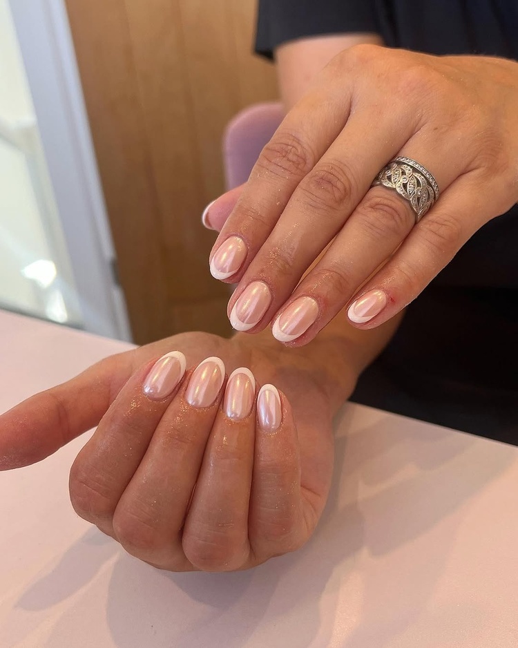 idée stylée de french manucure nacrée sur ongles courts arrondis