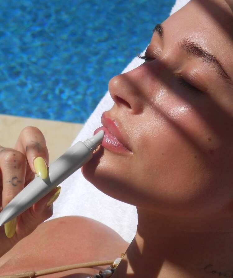 la déco ongle jaune pastel séduit même hailey bieber