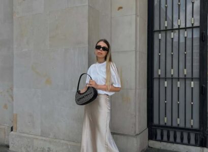 la jupe en satin s'intègre parfaitement au sein d'une tenue d'été chic avec baskets blanches