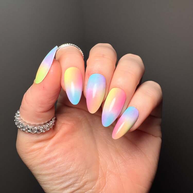 la manucure arc‑en‑ciel été 2025 s'invite parfaitement sur les ongles longs en amande
