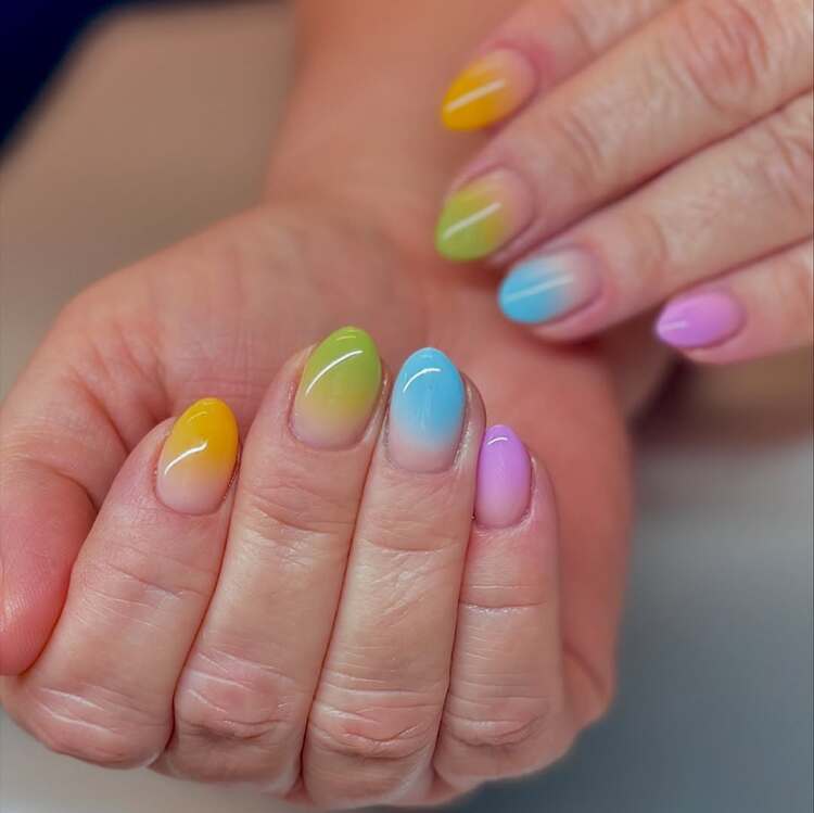 la manucure dégradée façon arc en ciel va chouchouter même les ongles les plus courts