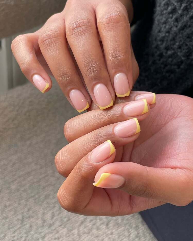 la micro french manucure en jaune pastel évoque une délicatesse sans égale