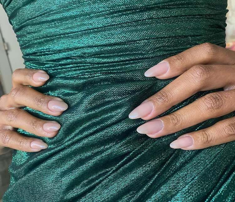 le nail art minimaliste nude élégant sublime parfaitement les ongles en amande