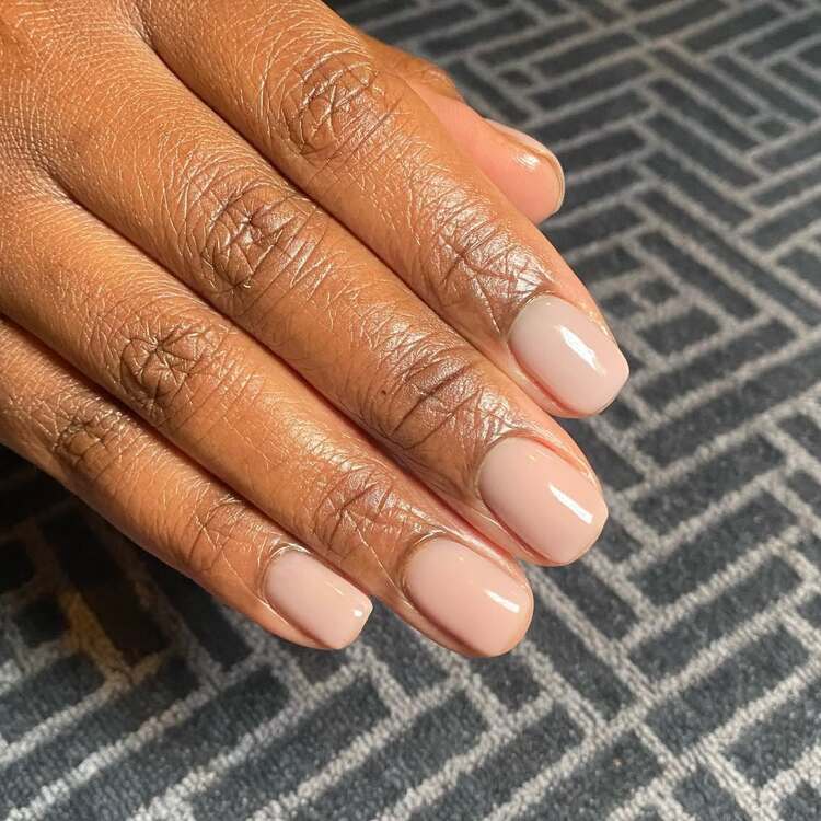 les couleurs neutres mettent en valeur les peaux noires et accentuent sur la beauté naturelle des ongles