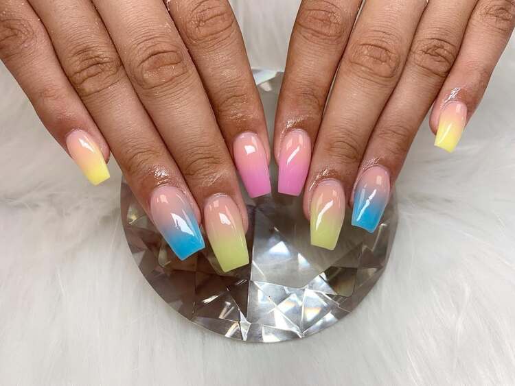 les fameux et audacieux coffin nails profitent, eux aussi, du motif star du mois de juin
