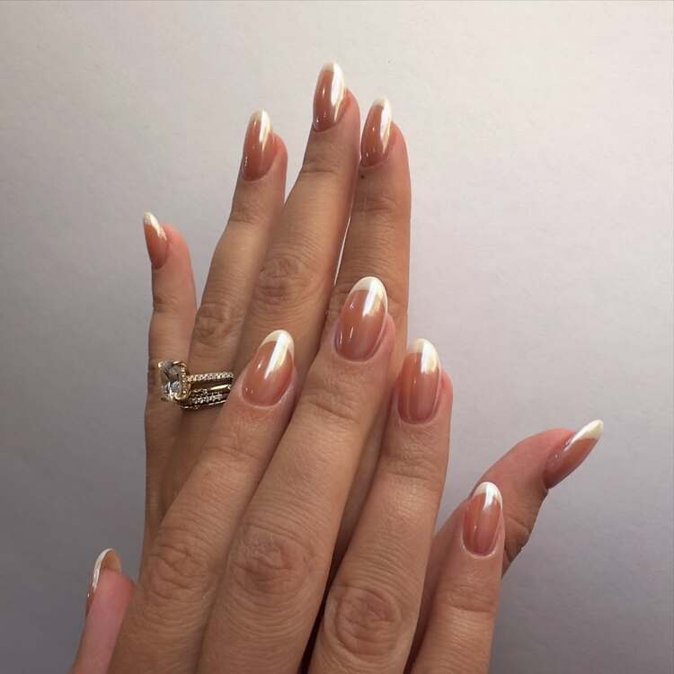 les ongles nacrés pour mariage 2025 feront tourner les têtes