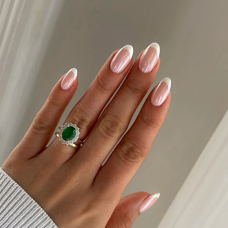 les ongles nacrés pour peau bronzée contribuent à une allure très sophistiquée