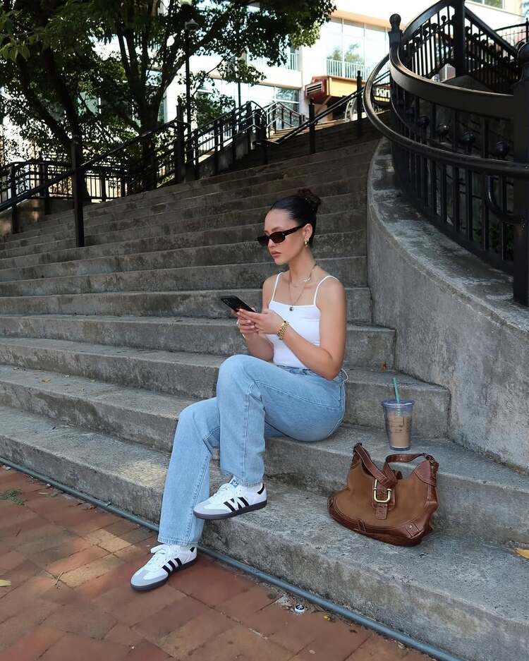 les sneakers blanches se marient à perfection avec le top assorti et le jean clair