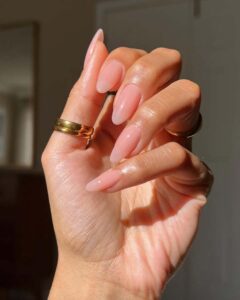 les tendances ongles quiet luxury 2025 prônent la forme en amande et le rose nude transparent