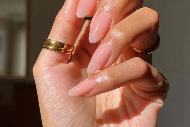 les tendances ongles quiet luxury 2025 prônent la forme en amande et le rose nude transparent