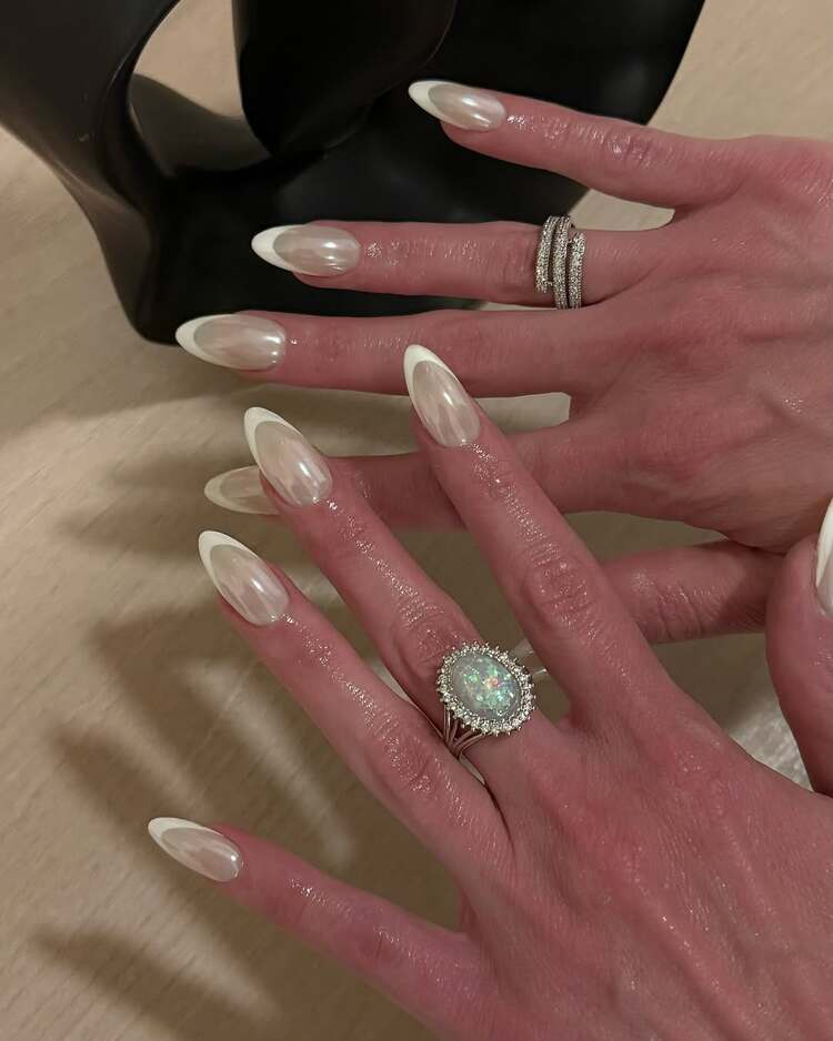 manucure french nacrée sur des ongles en amande