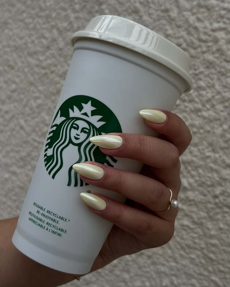 manucure jaune pastel nacrée qui illumine les mains et apporte une élégance naturelle