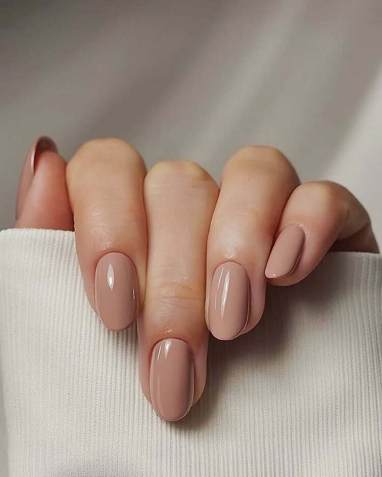 manucure luxe discret sur ongles courts un rendu classique, élégant et sophistiqué