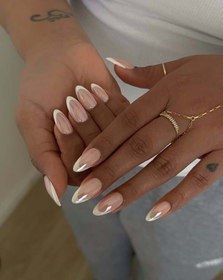 manucure nacrée pour ongles longs qui fait preuve de style