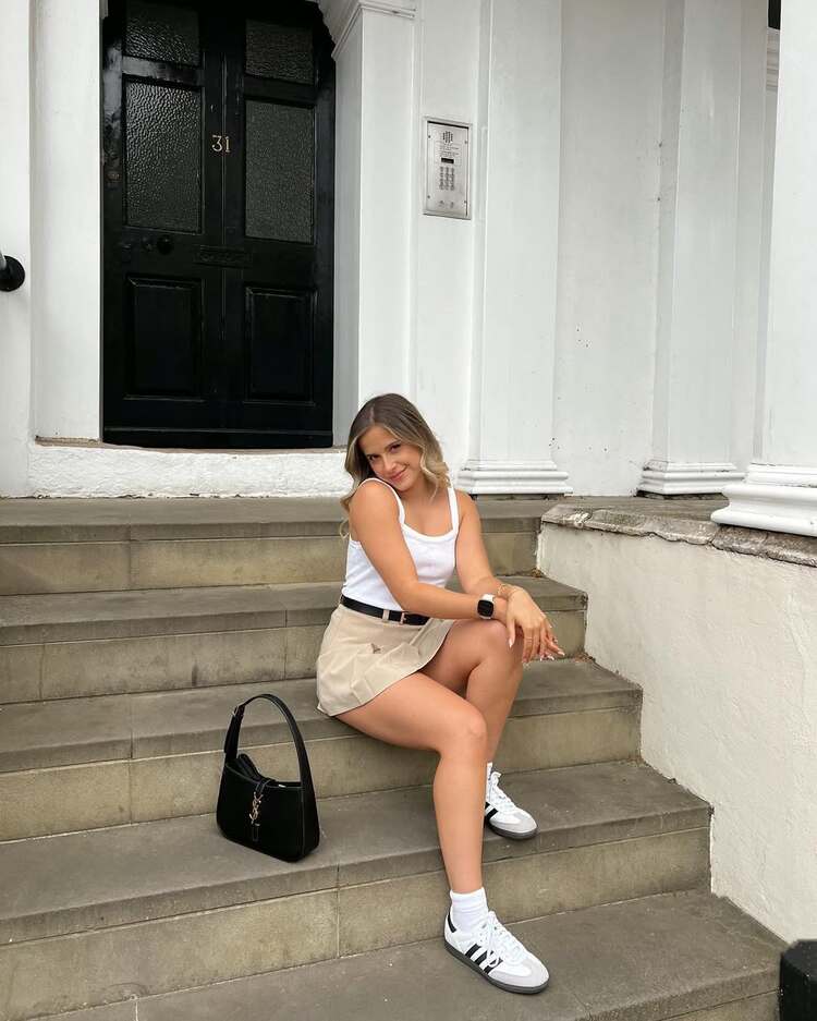 mini jupe beige et débardeur blanc pour un look minimaliste et confortable cet été