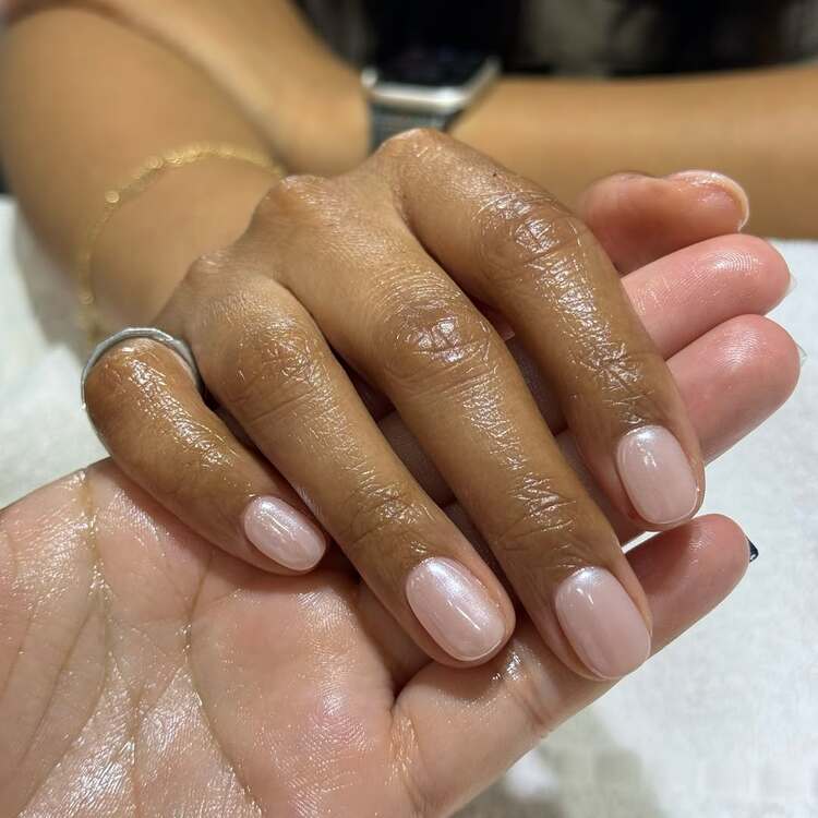 nail art nude à brillance délicate qui incarne l'esthétique soignée et le style intemporel