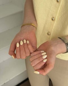 ongles arrondis sublimés par une teinte buttermilk parfaite pour la saison chaude