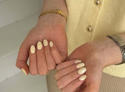 ongles arrondis sublimés par une teinte buttermilk parfaite pour la saison chaude