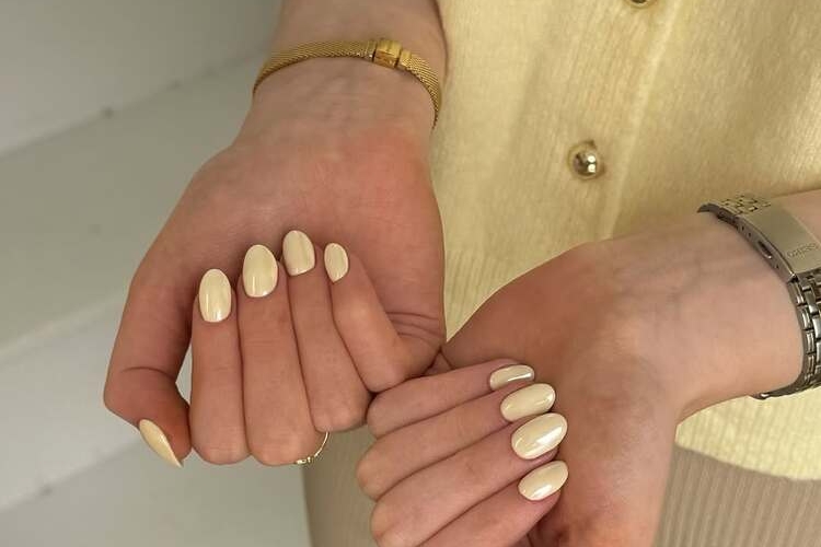 ongles arrondis sublimés par une teinte buttermilk parfaite pour la saison chaude