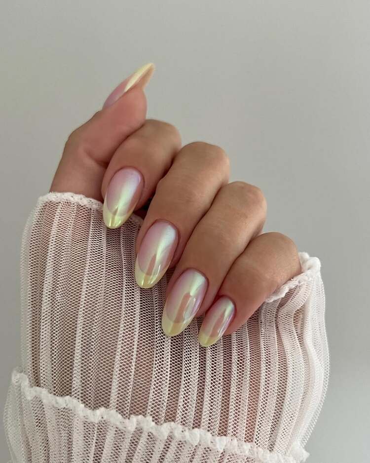 ongles longs en amande embellis par un jaune pastel à la française
