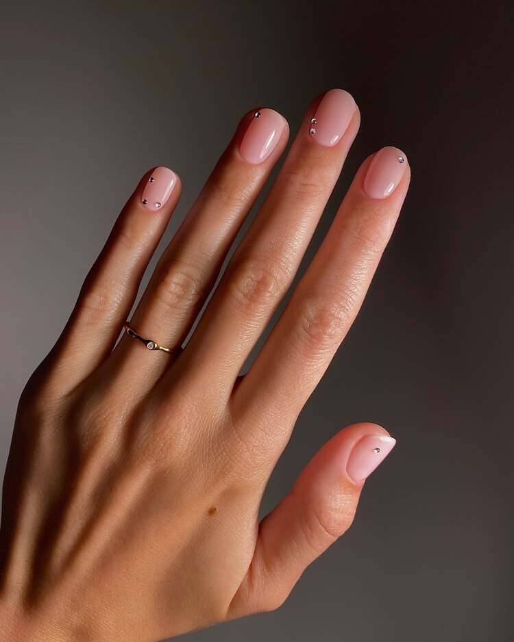 ongles quiet luxury rehaussés par de petits strass apportant de caractère à l'ensemble