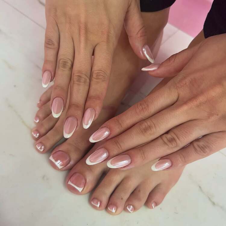 pédicure et manucure assorties pour un top look à la plage