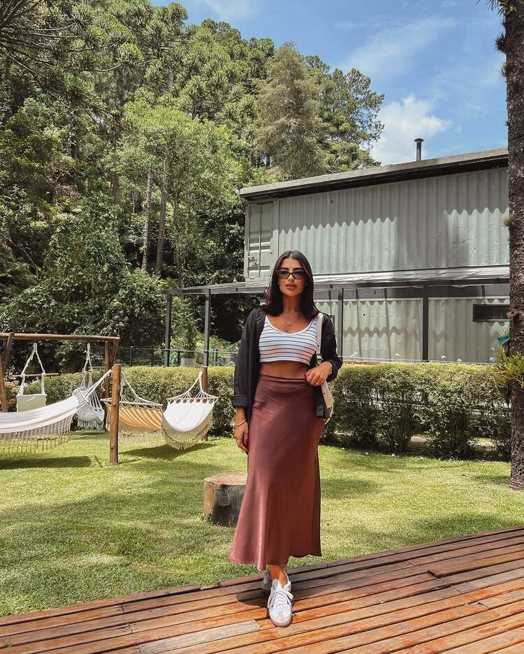 porter une jupe avec des sneakers en été est une pratique très prisée par les it girls