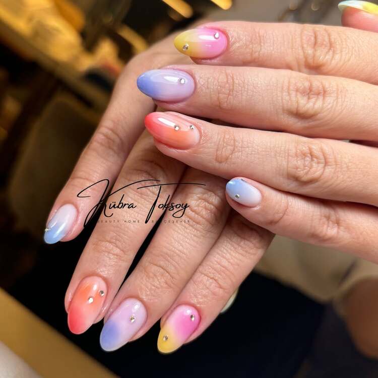 rainbow ombre nails agrémentés de strass pour un effet glamour cet été