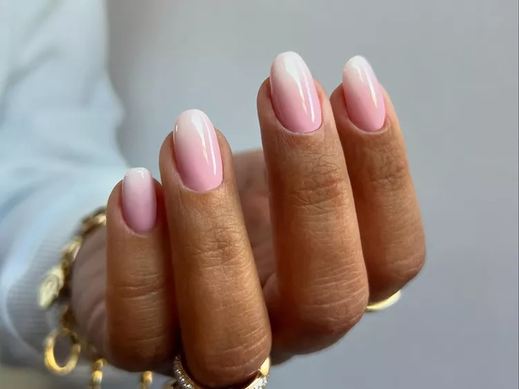 un nail art qui évoque la douceur d'une glace fondue au soleil
