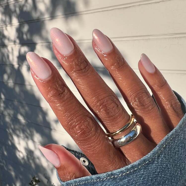 vernis nude légèrement irisé créant une brillance subtile tout en conservant une allure sobre et luxueuse
