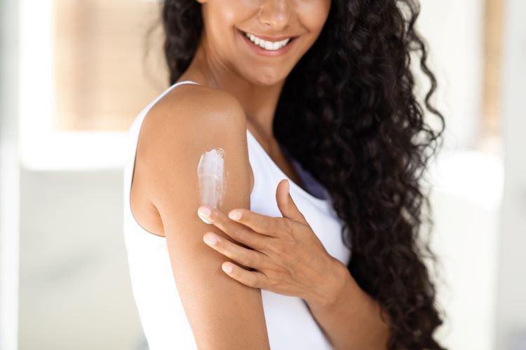 appliquer crème solaire pour prévenir les taches de soleil