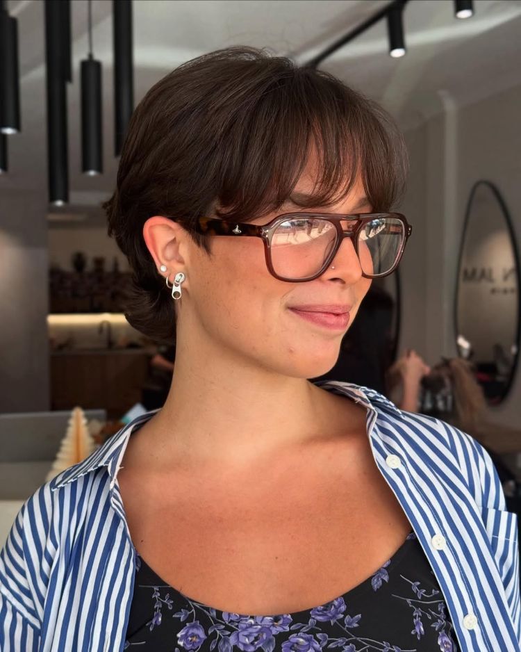 bixie cut avec frange et lunettes