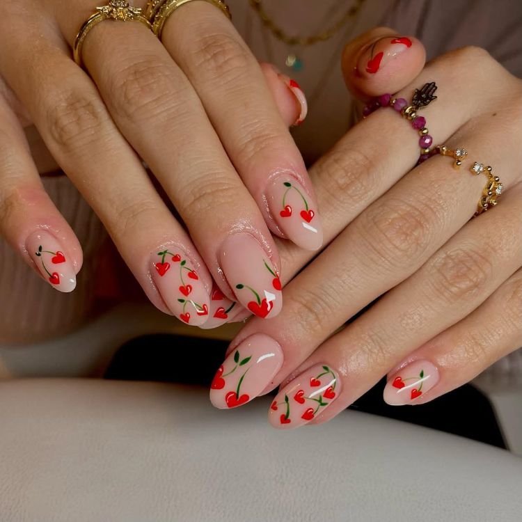 cerises coeurs en tant que nail art sur des ongles nude mi longs