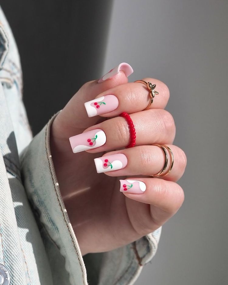 coffin nails nude et blanc avec nail art fruité cerises