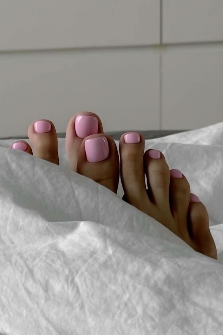 couleur de vernis rose sakura en tant que pédicure été 2025