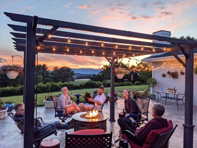 des guirlandes lumineuses pour rendre une terrasse cosy en été
