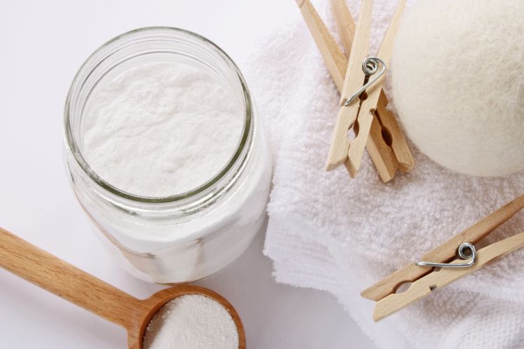 désodoriser un vêtement avec du bicarbonate de soude