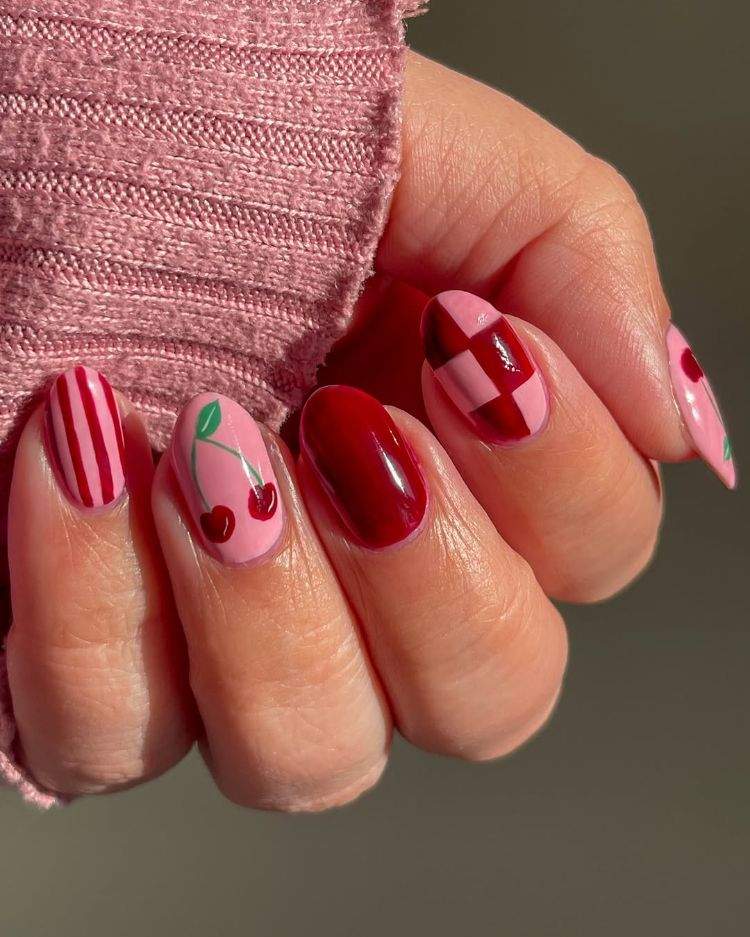 idée de nail art cerise sur ongles courts en rose et rouge
