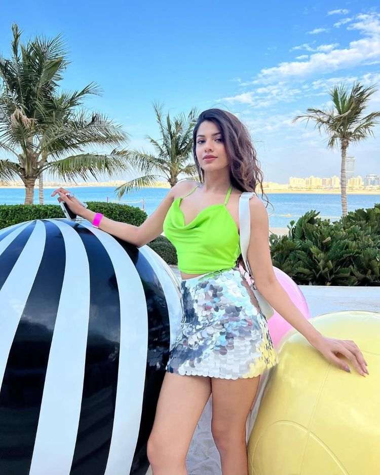 jupe à sequins et top néon pour composer une tenue d'été moderne