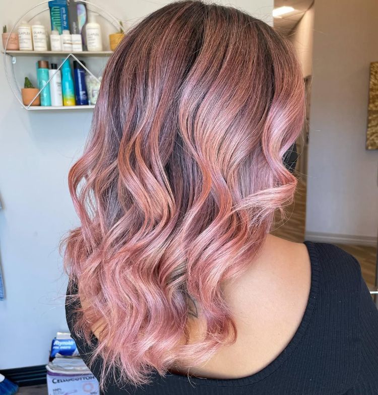 la coloration rose gold est tout de même un choix idéal pour mettre en valeur le teint hâlé
