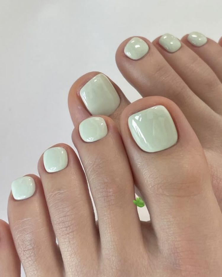la couleur mint milk en tant que pédicure est un choix parfait pour l'été