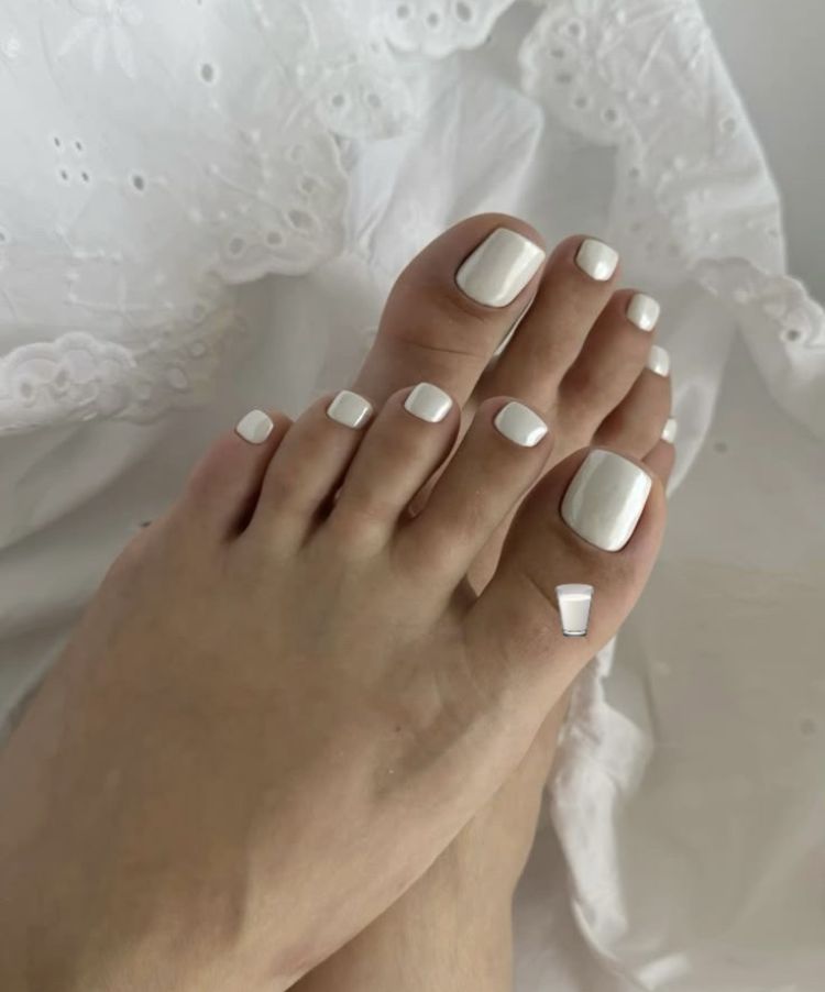 le blanc laiteux est tout aussi une superbe nuance de vernis à essayer cet été 2025