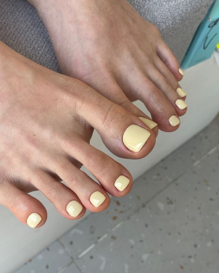 le vernis jaune baurre est idéal pour une peau bronzée