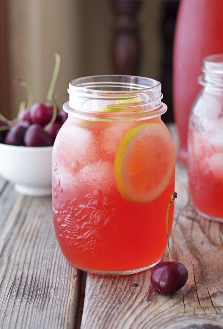 limonade aux cerises avec cuisson, boisson rafraîchissante pour l'été