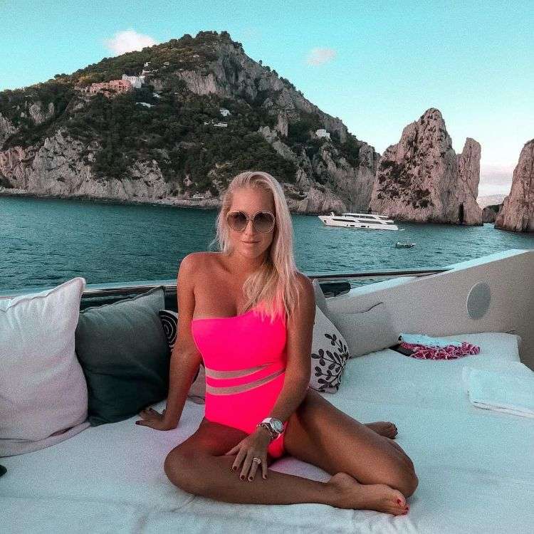 maillot de bain en rose fluo pour les vacances d'été 2025