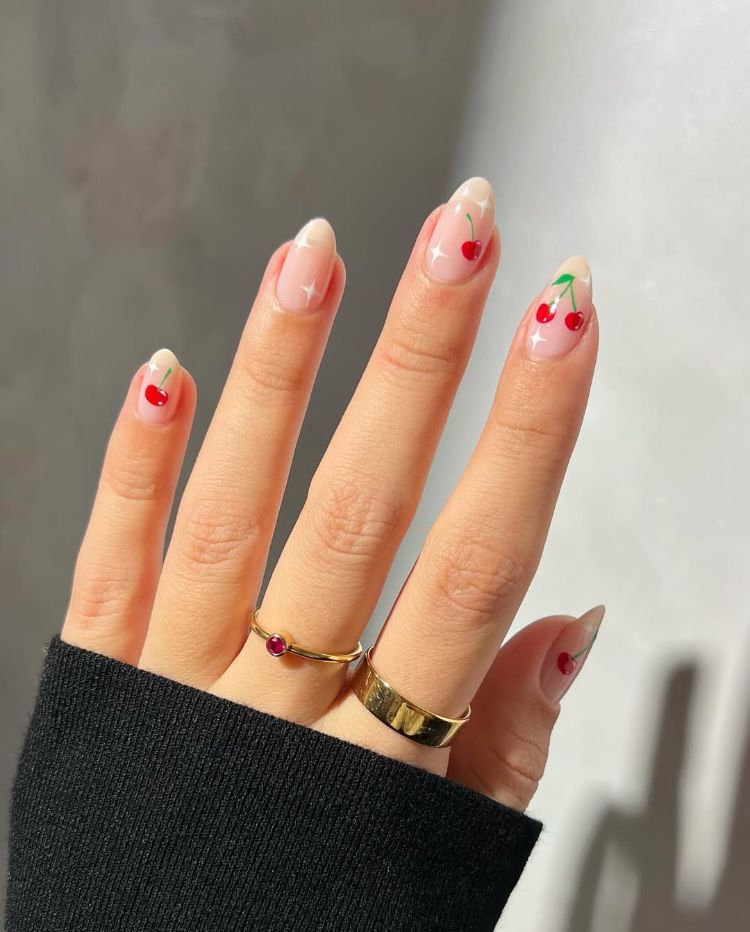 manucure féminine vernis nude et nail art cerises sir ongles mi longs