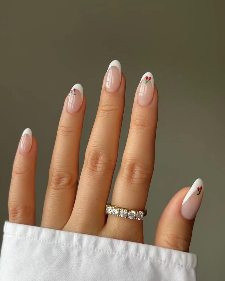 manucure french classique sur ongles en amande avec nail art cerise