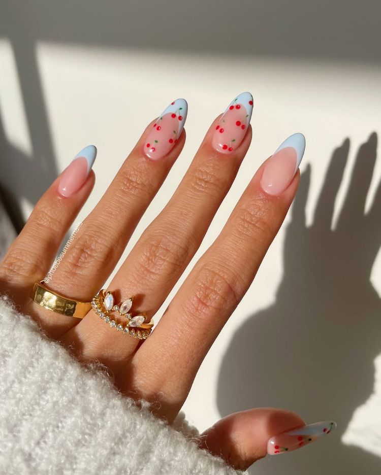 manucure french élégante avec nail art cerise délicat