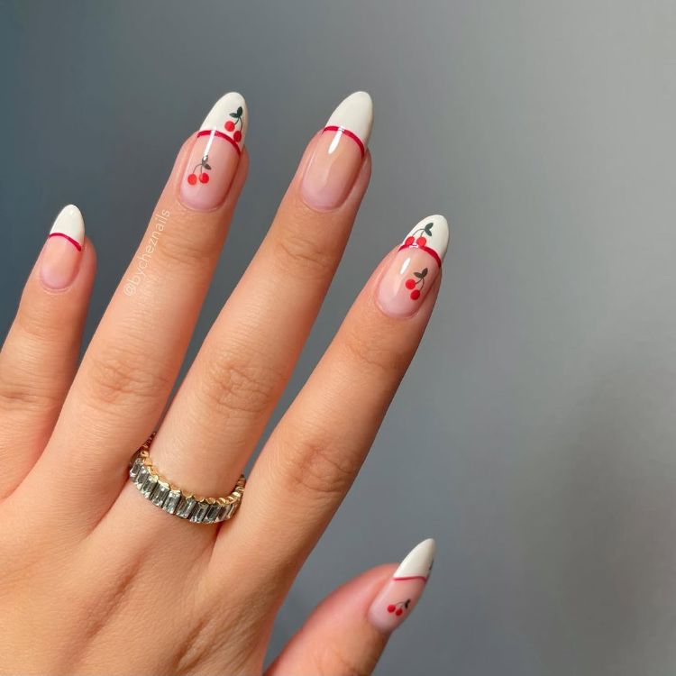manucure french originale avec nail art cerise délicat