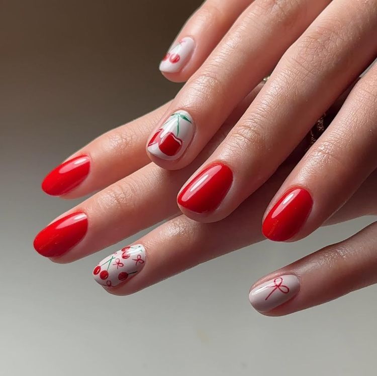manucure fruitée originale en rouge et blanc avec nail art cerise